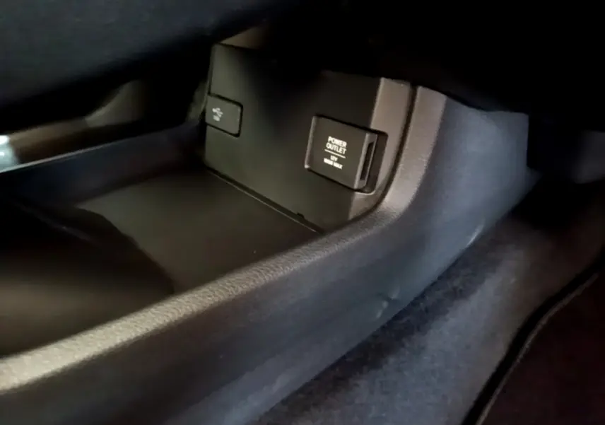 Prise 12V et port USB dans le rangement central noir de la Honda Civic 1.0 i-VTEC Exclusive 2020.