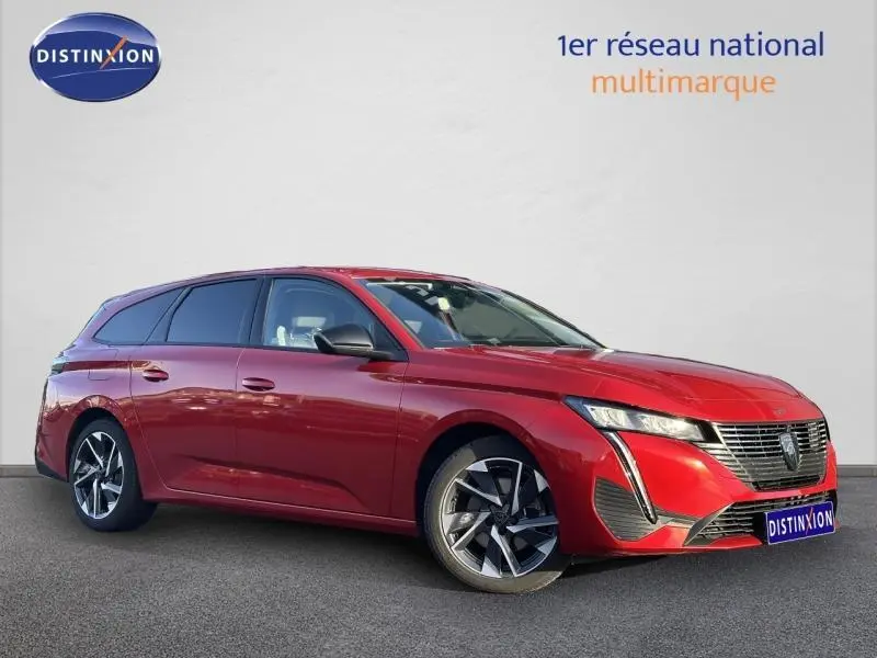 Peugeot 308 SW Rouge Elixir vue 3/4 avant droit, avec jantes alliage et signature lumineuse distinctive.