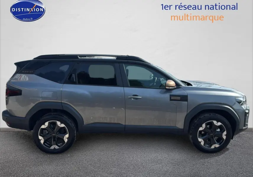 Profil droit du Dacia Bigster gris schiste avec jantes alu et rétroviseurs couleur cuivre.