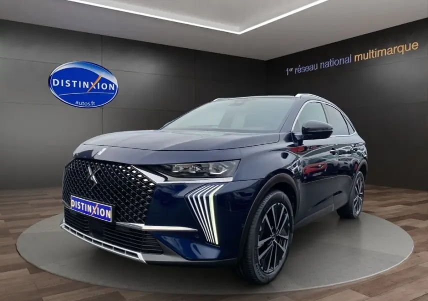 Vue 3/4 avant droite d’un DS7 Crossback bleu avec calandre distinctive et feux LED en forme de griffes.