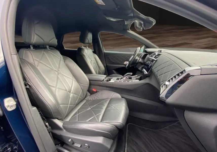Vue intérieure côté gauche du DS7 Crossback bleu 2024, sièges cuir noir matelassé et tableau de bord élégant.