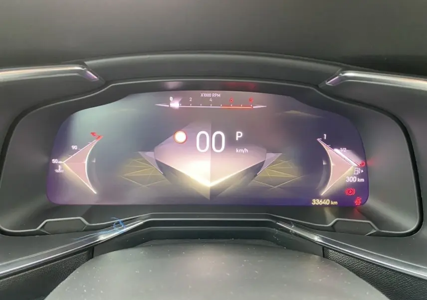 Tableau de bord numérique du DS7 Crossback Bleu, affichage digital moderne avec compte-tours et vitesse au centre.