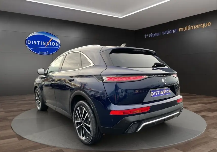 Vue 3/4 arrière droite du DS7 Crossback bleu 2024 avec feux arrière LED et jantes alliage distinctives.