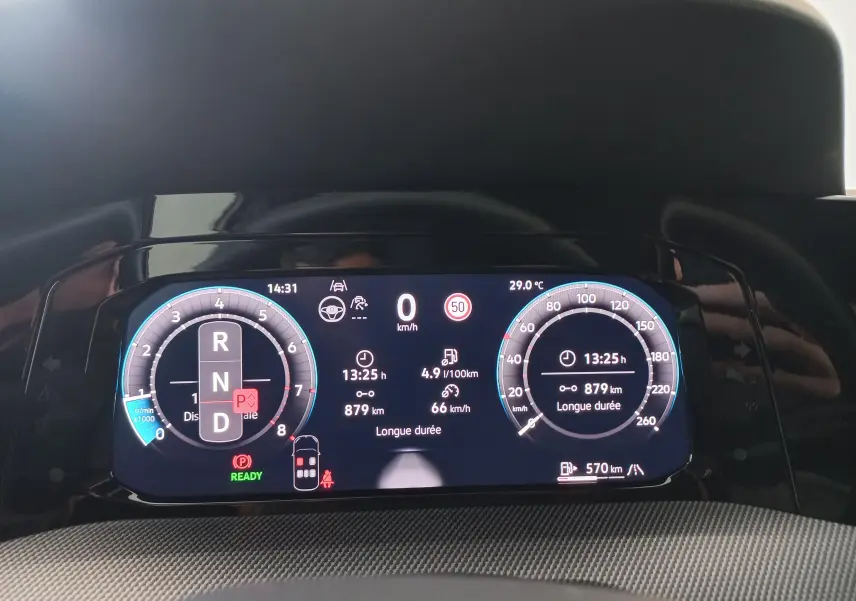 Affichage numérique du tableau de bord de la Volkswagen Golf 1.5 eTSI R-Line, montrant vitesse, régime et informations de conduite.