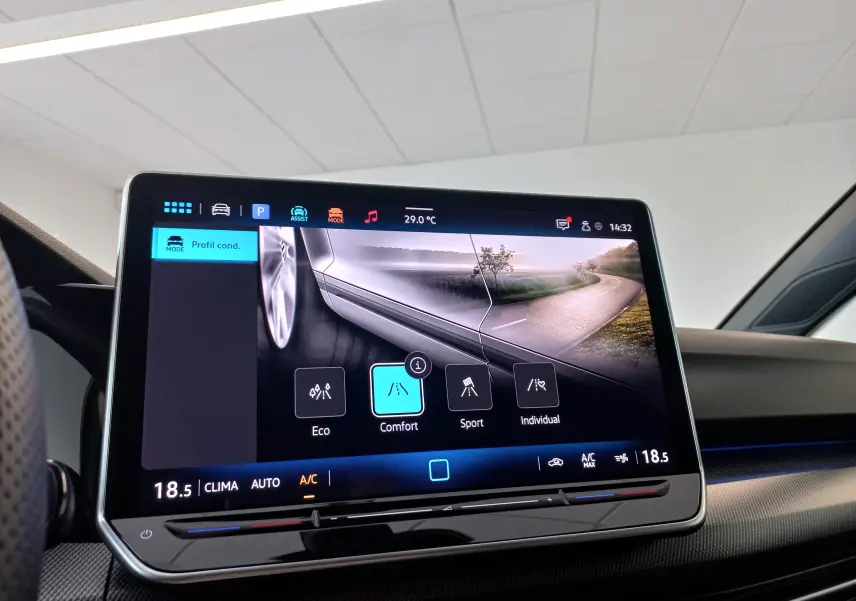 Écran tactile intérieur affichant les modes de conduite dans une Volkswagen Golf 2025, finition R-Line noire.