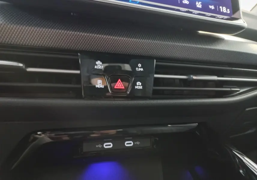Détail du tableau de bord de la Volkswagen Golf 1.5 eTSI 150 DSG7 R-Line Edition avec commandes d'assistance et climatisation.