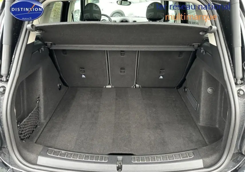 Coffre ouvert en vue arrière d’un MINI Countryman noir, montrant un espace de chargement propre et bien agencé.