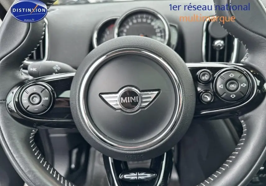 Vue rapprochée du volant sport noir de la MINI Countryman F60 avec commandes intégrées et logo MINI central.