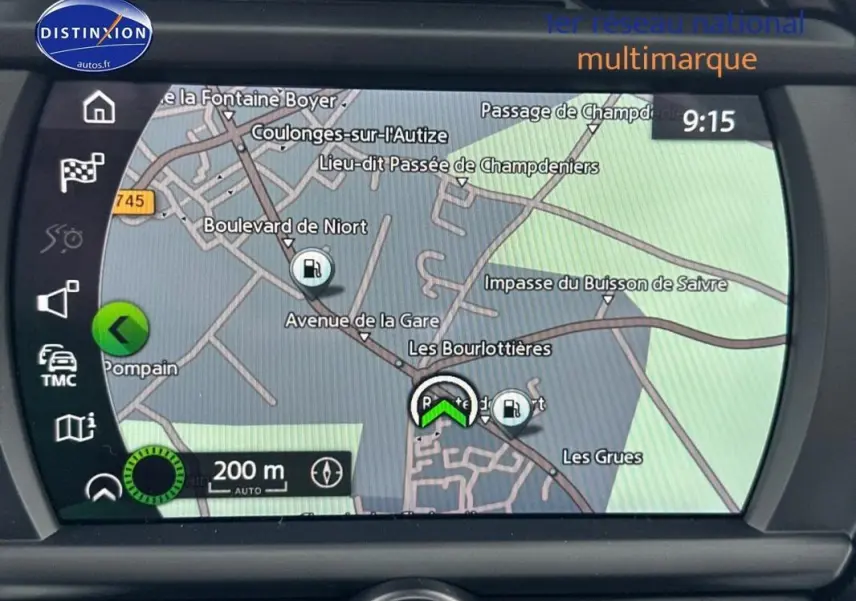 Écran de navigation GPS du MINI Countryman noir, affichant une carte routière en intérieur véhicule.