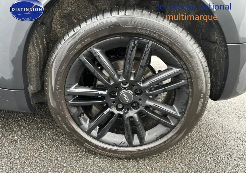 Gros plan sur la jante alliage noire de 18 pouces du MINI Countryman F60 noir, avec pneu Bridgestone visible.