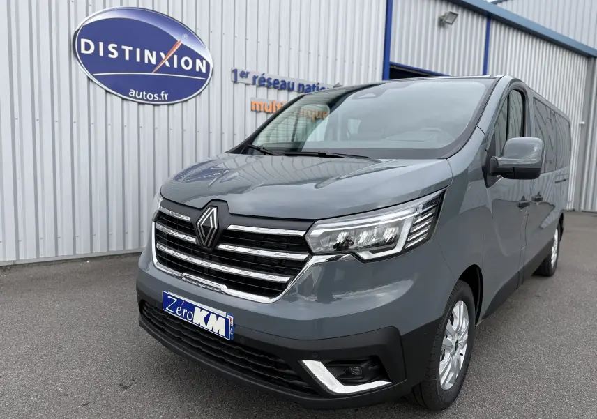 Renault Trafic Combi gris urbain vu en 3/4 avant droit, avec calandre chromée et phares LED modernes.