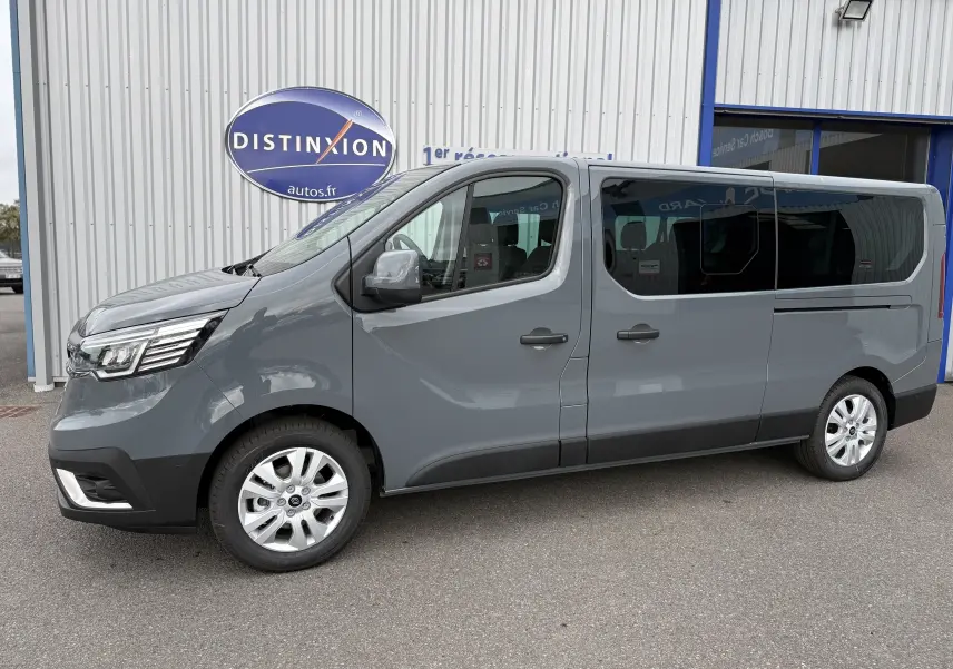 Profil côté gauche du Renault Trafic Combi gris urbain 2025, avec vitres teintées et jantes alliage.