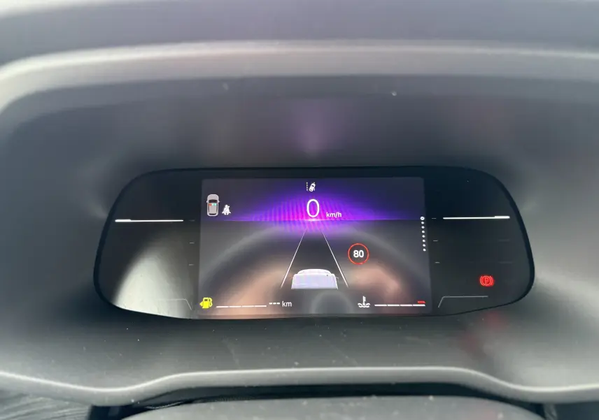 Affichage numérique du tableau de bord du Renault Trafic Combi 2025, montrant la vitesse à 0 km/h et limite à 80 km/h.