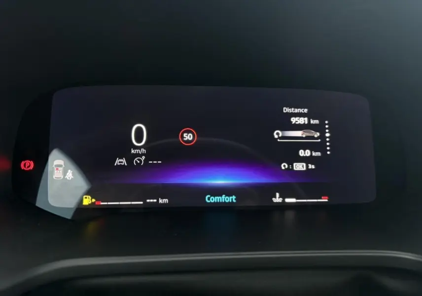 Tableau de bord numérique du Renault Captur 2025 affichant la vitesse, mode confort et kilométrage, vue frontale rapprochée.