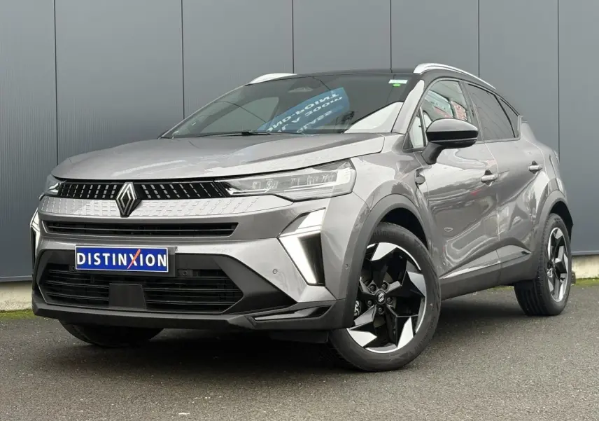 Renault Captur 2025 gris Cassiopée vue 3/4 avant droit avec jantes alu noires et toit noir métallisé.