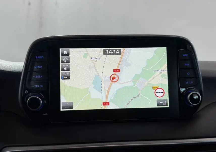Écran tactile central du Hyundai Tucson 1.6 CRDI 136 Premium affichant la navigation GPS en intérieur noir.