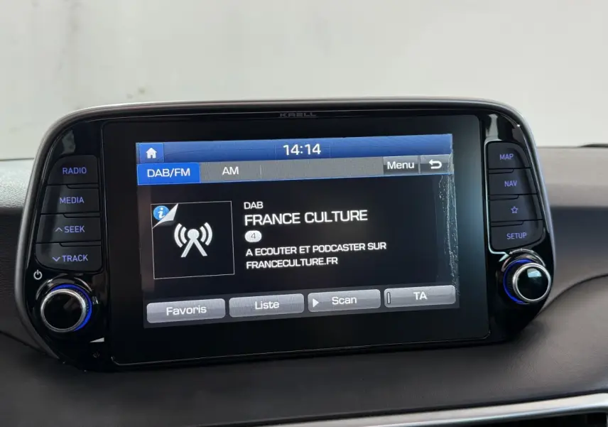 Écran tactile central du tableau de bord du Hyundai Tucson noir 2019 affichant la radio DAB France Culture.