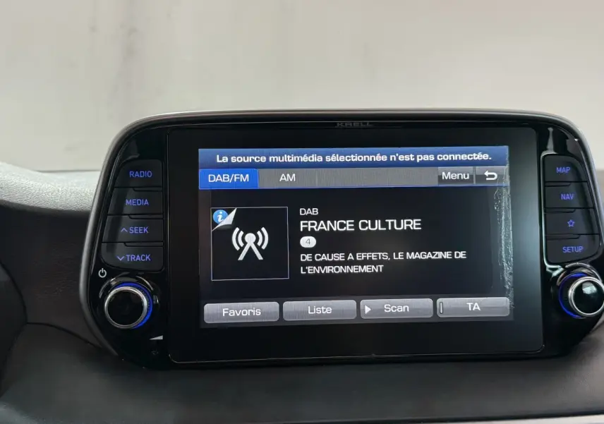 Écran tactile central du Hyundai Tucson 2019 affichant la radio DAB/FM France Culture, entouré de boutons noirs.