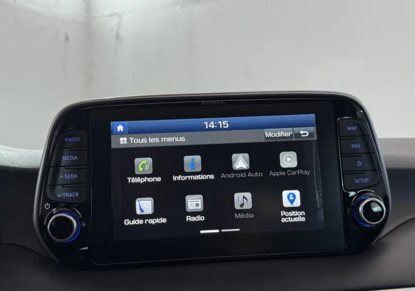 Écran tactile central du Hyundai Tucson 2019 affichant les menus Android Auto et Apple CarPlay, intérieur noir.
