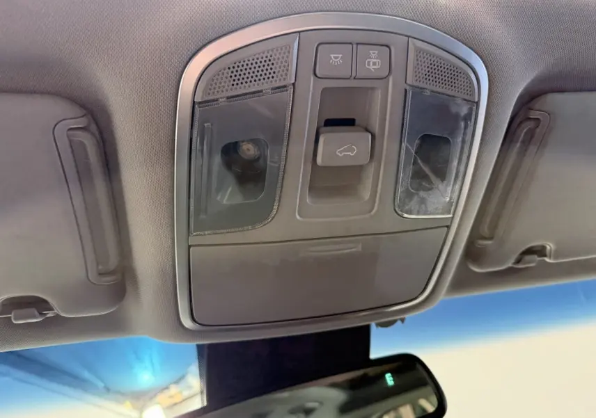Vue intérieure du plafonnier avec commandes d'ouverture du coffre du Hyundai Tucson noir 2019.