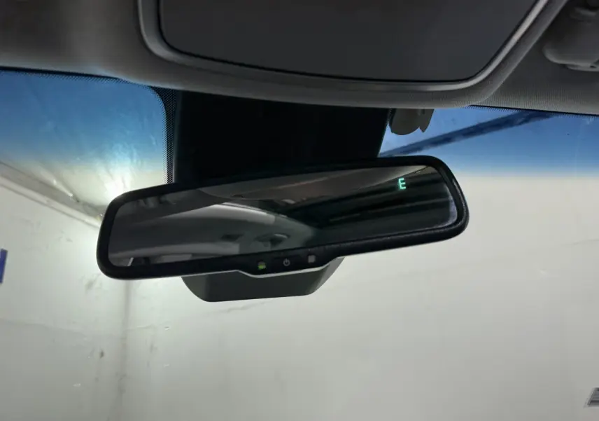 Rétroviseur intérieur du Hyundai Tucson noir 2019, affichant la direction Est avec capteurs intégrés.