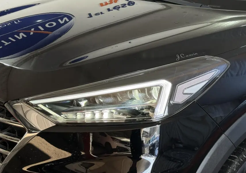 Gros plan sur le phare avant droit du Hyundai Tucson noir 2019, mettant en valeur son design LED distinctif.