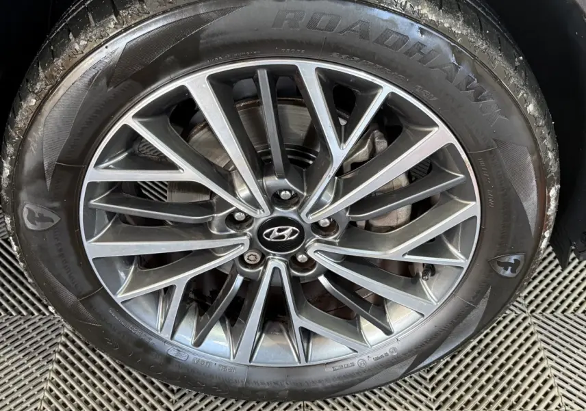 Gros plan sur la jante alliage grise du Hyundai Tucson noir 2019, mettant en valeur le logo Hyundai central.