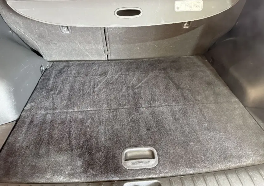 Coffre noir du Hyundai Tucson 2019 1.6 CRDI Premium, vue intérieure montrant la surface de chargement propre.