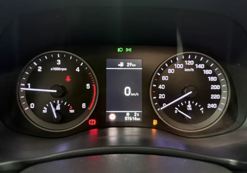 Vue rapprochée du tableau de bord du Hyundai Tucson 2019, affichage digital et compte-tours visibles.