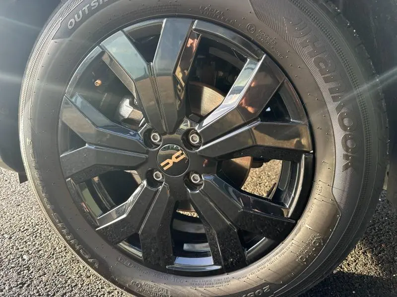 Gros plan sur la jante noire brillante du Dacia Sandero 2025, modèle Stepway Extreme, avec pneu Hankook visible.