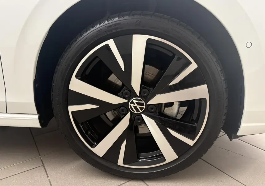 Gros plan sur la jante alliage 18'' Catania noire et argentée de la Volkswagen Golf Blanc Oryx nacré, côté gauche.