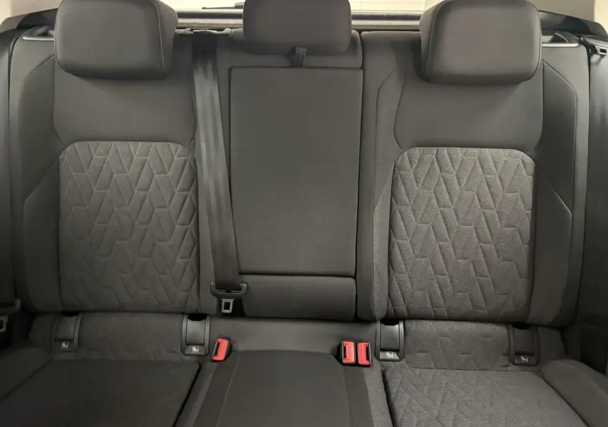 Vue rapprochée des sièges arrière noirs avec motifs géométriques de la Volkswagen Golf 1.5 eTSI 2025, finition VW Edition.