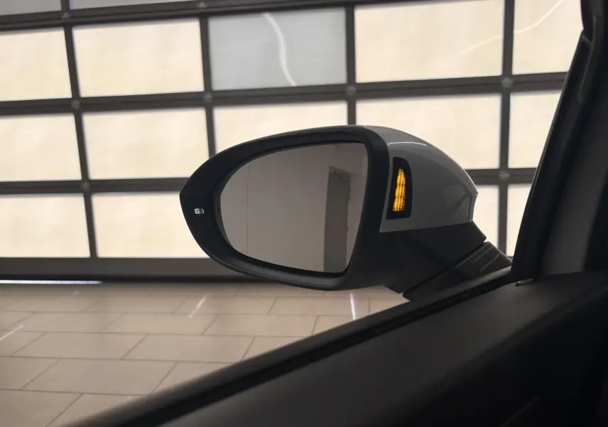 Rétroviseur extérieur droit blanc nacré de Volkswagen Golf 1.5 eTSI 2025 avec clignotant orange allumé.