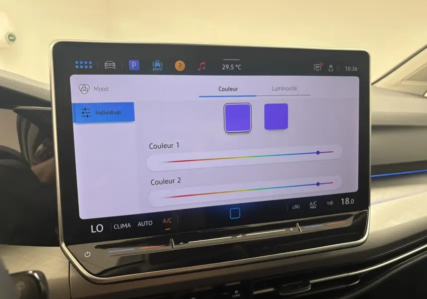 Écran tactile central de la Volkswagen Golf 1.5 eTSI 2025 affichant les réglages de couleur d'ambiance intérieure.