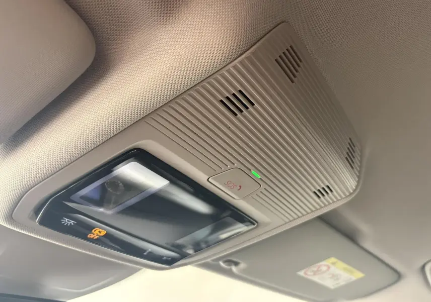 Plafonnier intérieur avec bouton SOS et éclairage, Volkswagen Golf 1.5 eTSI blanc oryx nacré, vue du toit côté conducteur.
