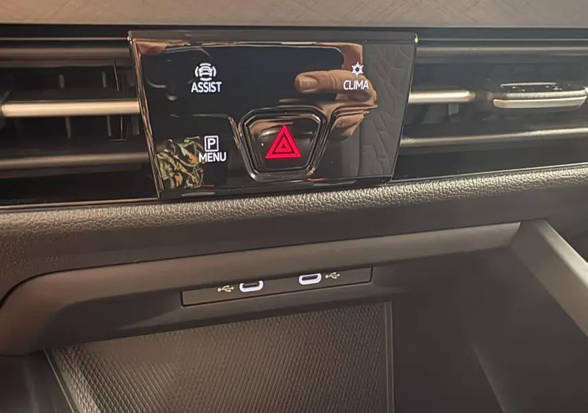 Détail du tableau de bord de la Volkswagen Golf 1.5 eTSI 2025 avec commandes tactiles d'assistance, climatisation et ports USB-C.