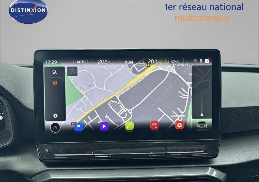 Écran tactile central affichant la navigation GPS dans l'habitacle d'une CUPRA LEON ST gris magnétique 2024.