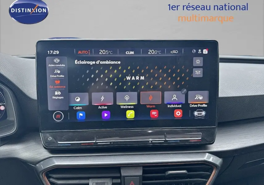 Écran tactile central affichant les réglages d’éclairage d’ambiance dans une CUPRA LEON ST gris magnétique, vue intérieure frontale.