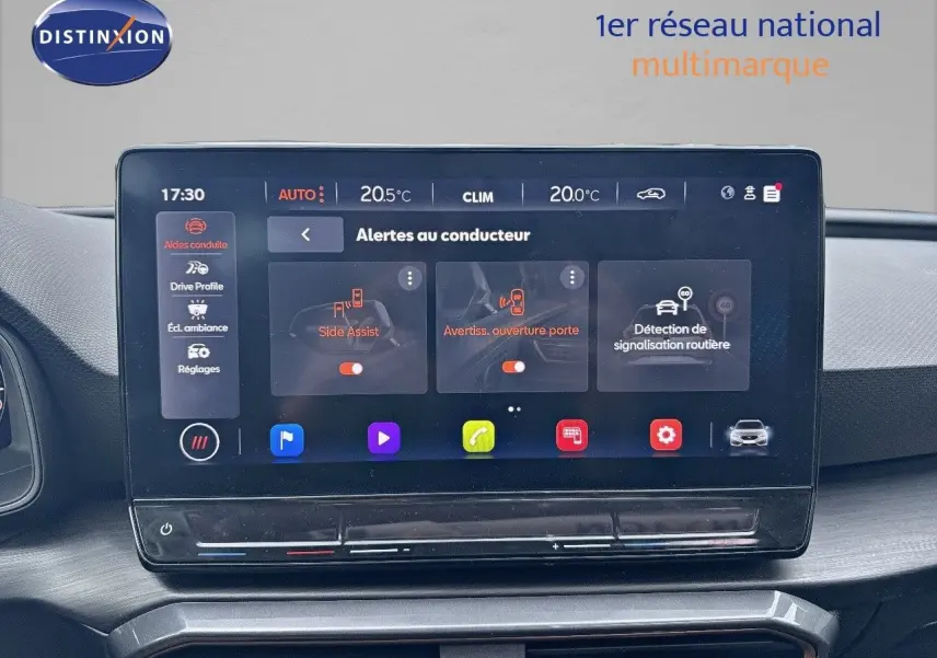 Écran tactile central du tableau de bord de la CUPRA LEON ST 1.5 gris magnétique, affichant les alertes au conducteur.