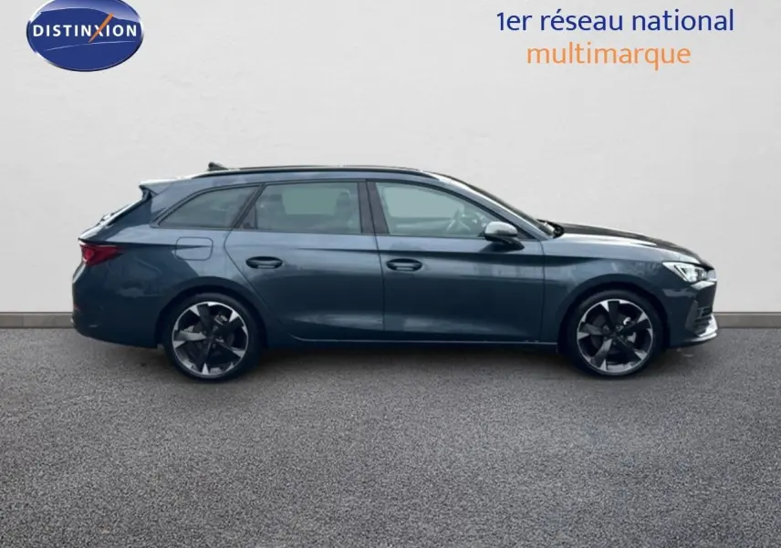 Profil côté gauche d'une CUPRA LEON ST 2024 gris magnétique, break compact aux jantes bi-ton et lignes dynamiques.