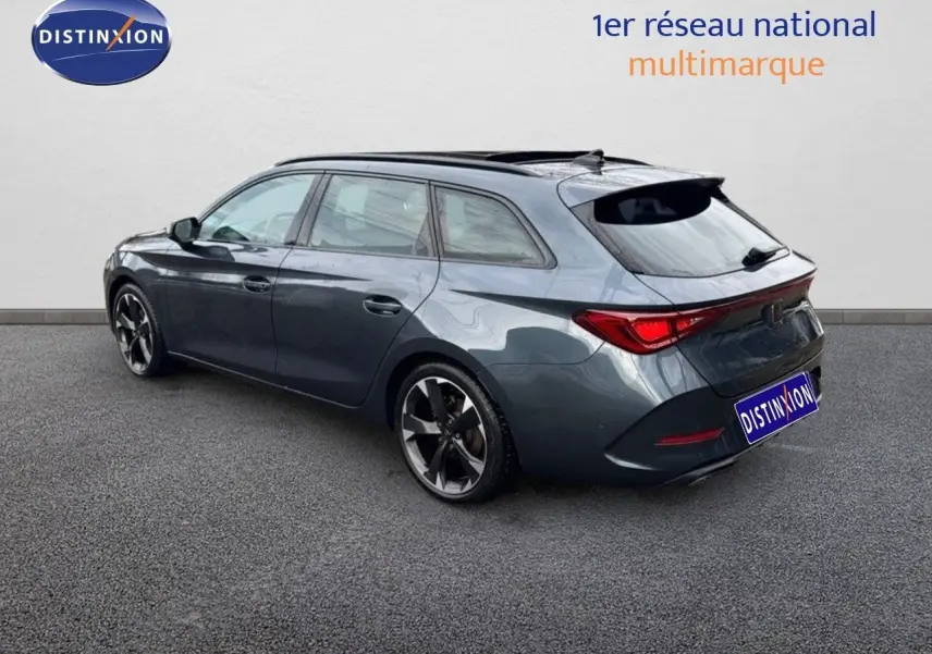 Vue 3/4 arrière droite d'une CUPRA LEON ST gris magnétique 2024 avec jantes bi-ton et toit ouvrant panoramique.