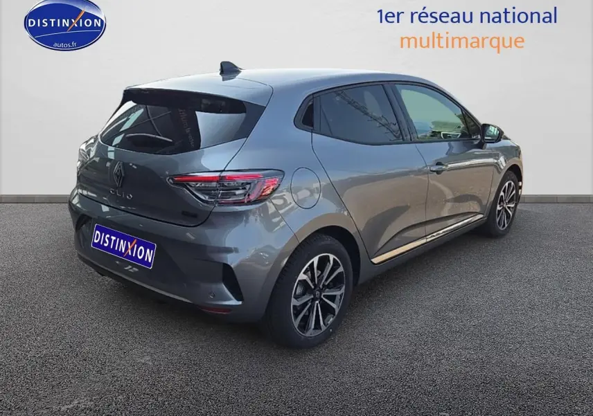 Vue 3/4 arrière droite d'une Renault Clio V gris schiste avec jantes alu et vitres arrière surteintées.