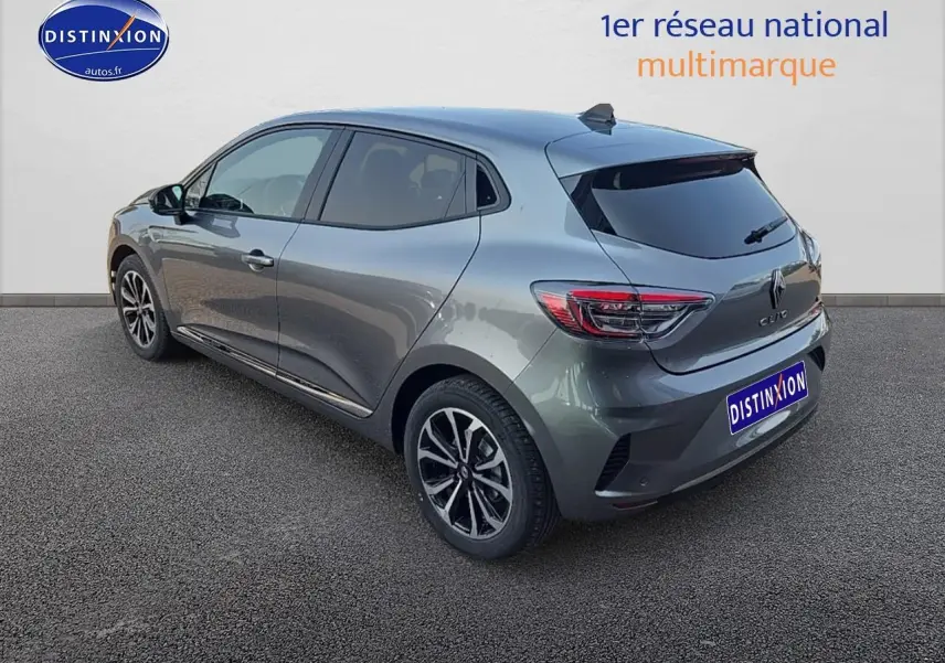 Vue 3/4 arrière droite d'une Renault Clio V gris schiste avec jantes alu et vitres arrière surteintées.