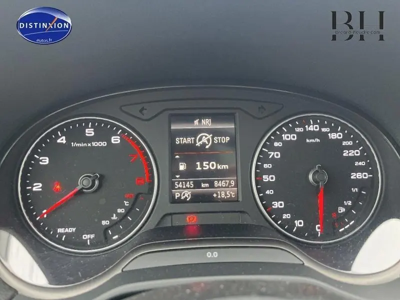 Vue rapprochée du tableau de bord de l'Audi Q2 2018, affichant compte-tours, vitesse et écran central digital.