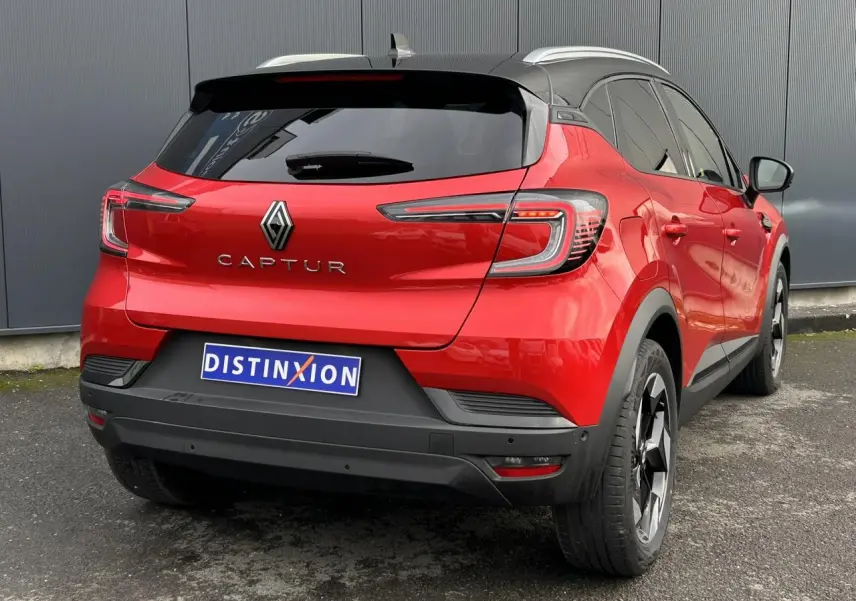Vue 3/4 arrière droite du Renault Captur 2025 rouge Flamme avec toit noir et jantes alu noires diamantées.