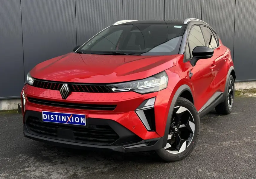 Renault Captur 2025 rouge Flamme et noir, vue 3/4 avant avec jantes alu diamantées noires et toit alu.