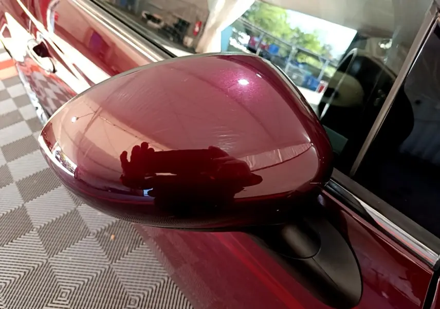 Gros plan sur le rétroviseur côté gauche rouge métallisé de la FIAT 500 1.0 70ch BSG Star de 2021.