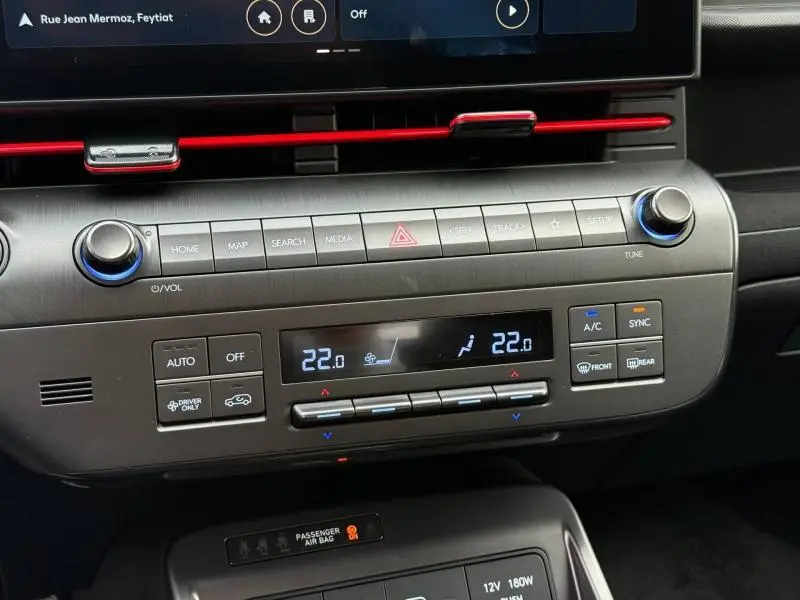 Vue rapprochée de la console centrale du Hyundai KONA 2025 avec commandes climatisation et écran tactile.