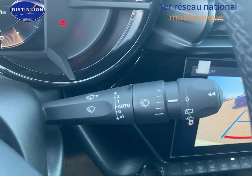 Gros plan sur la commande des essuie-glaces et l’écran tactile affichant la caméra de recul de l’Alfa Romeo Junior ivoire/noir.