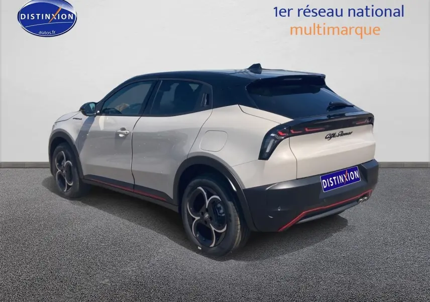 Vue 3/4 arrière droite d'une Alfa Romeo Junior 1.2 hybride ivoire et noir avec jantes alliage et feux arrière LED.